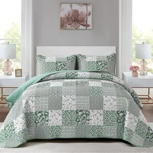 Elegant Green and White Patchwork Quilt Set